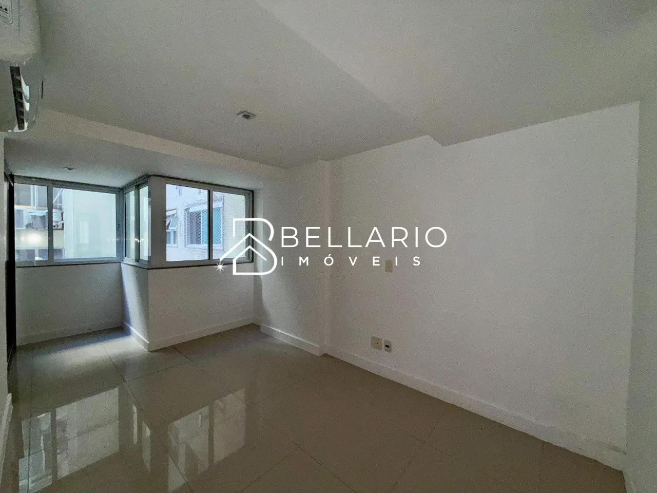 4-bedroom apartment with 5 bathrooms and glass balcony — photo 11