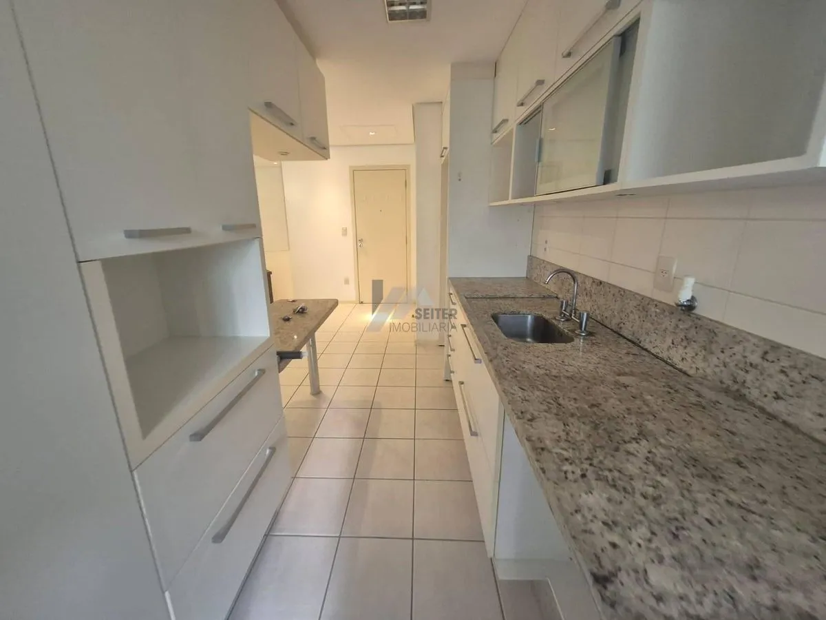 2-bedroom apartment on floor 8 with open-plan kitchen