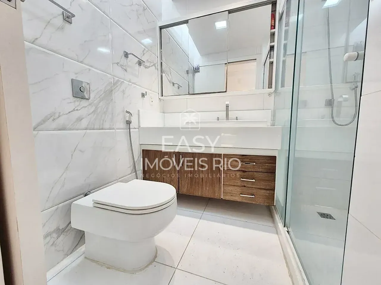 Apartamento sin amueblar con 4 dormitorios y balcón de vidrio — photo 9