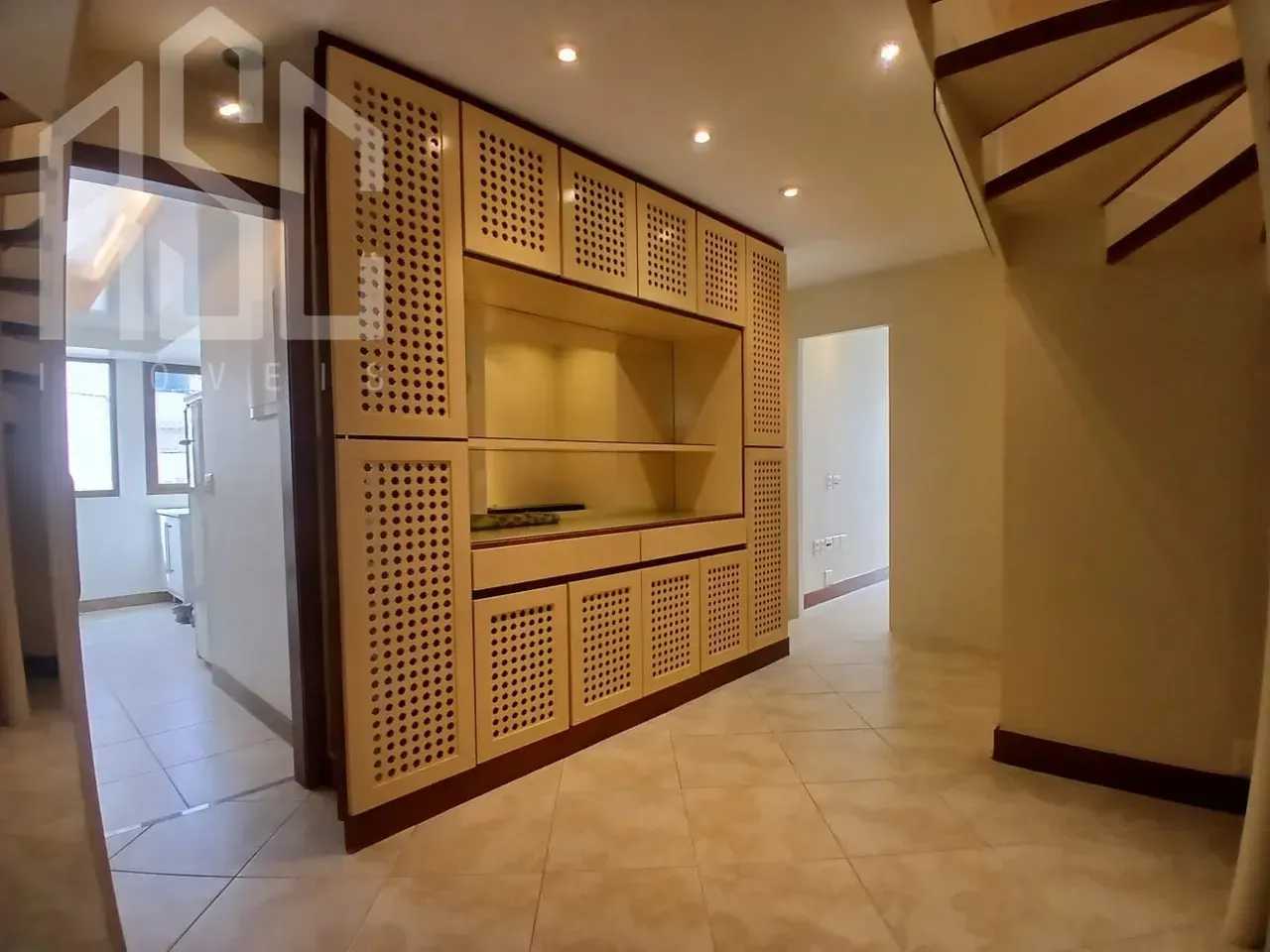 Balcony with a grill in a 2-bedroom apartment, 153 m² — photo 47