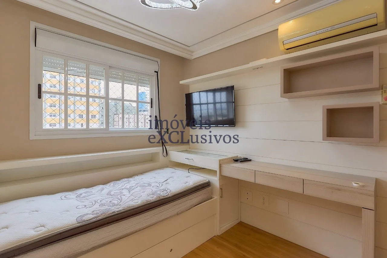 Floor-to-ceiling windows in a 3-bedroom apartment, 146 m² — photo 4