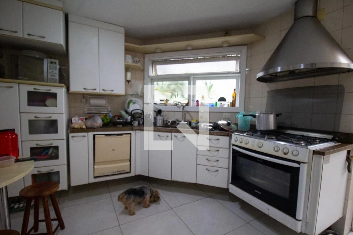 4-bedroom house with a walk-in closet in Rio de Janeiro — photo 34