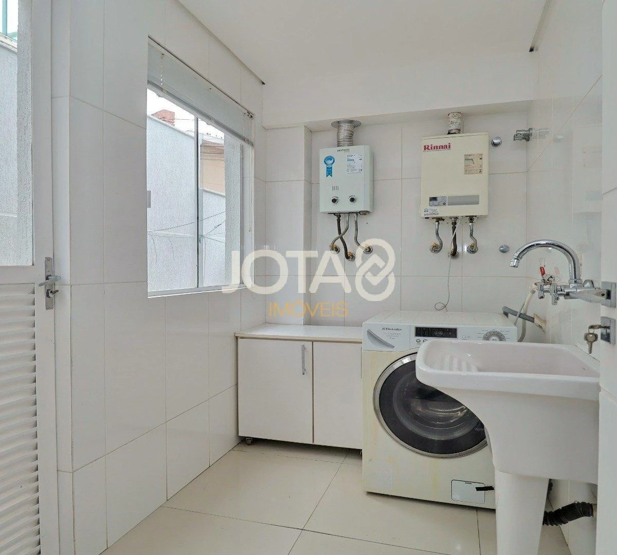 House with 3 en-suites, 400 m², plus a home office desk — photo 32