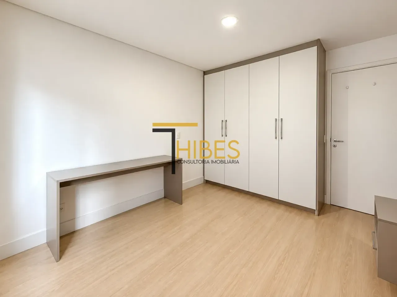 Furnished 1-bedroom apartment with parking and balcony — photo 27