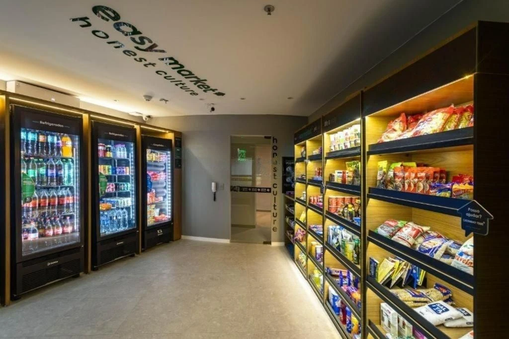 Studio mobiliado com cozinha americana e 1 vaga de estacionamento