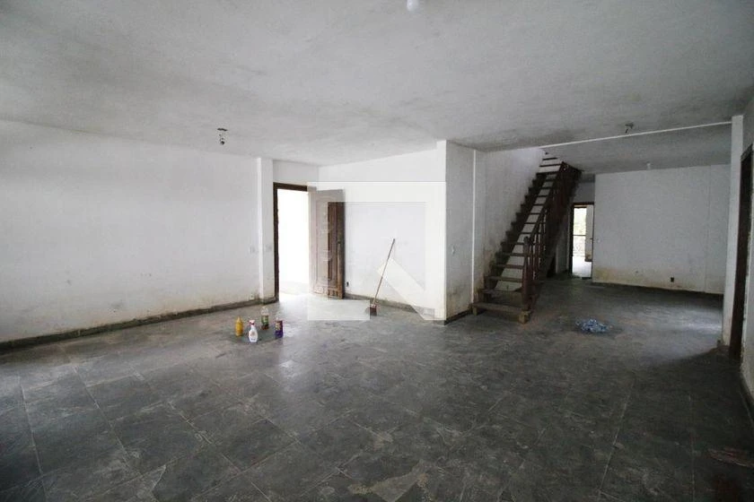 Casa de 500 m² com banheira e janelas do piso ao teto — photo 43
