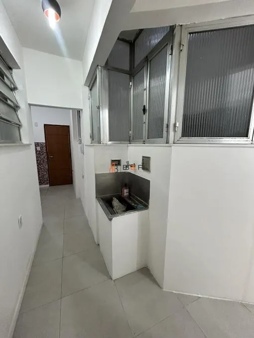 3-bedroom apartment with wood or laminate floors — photo 15