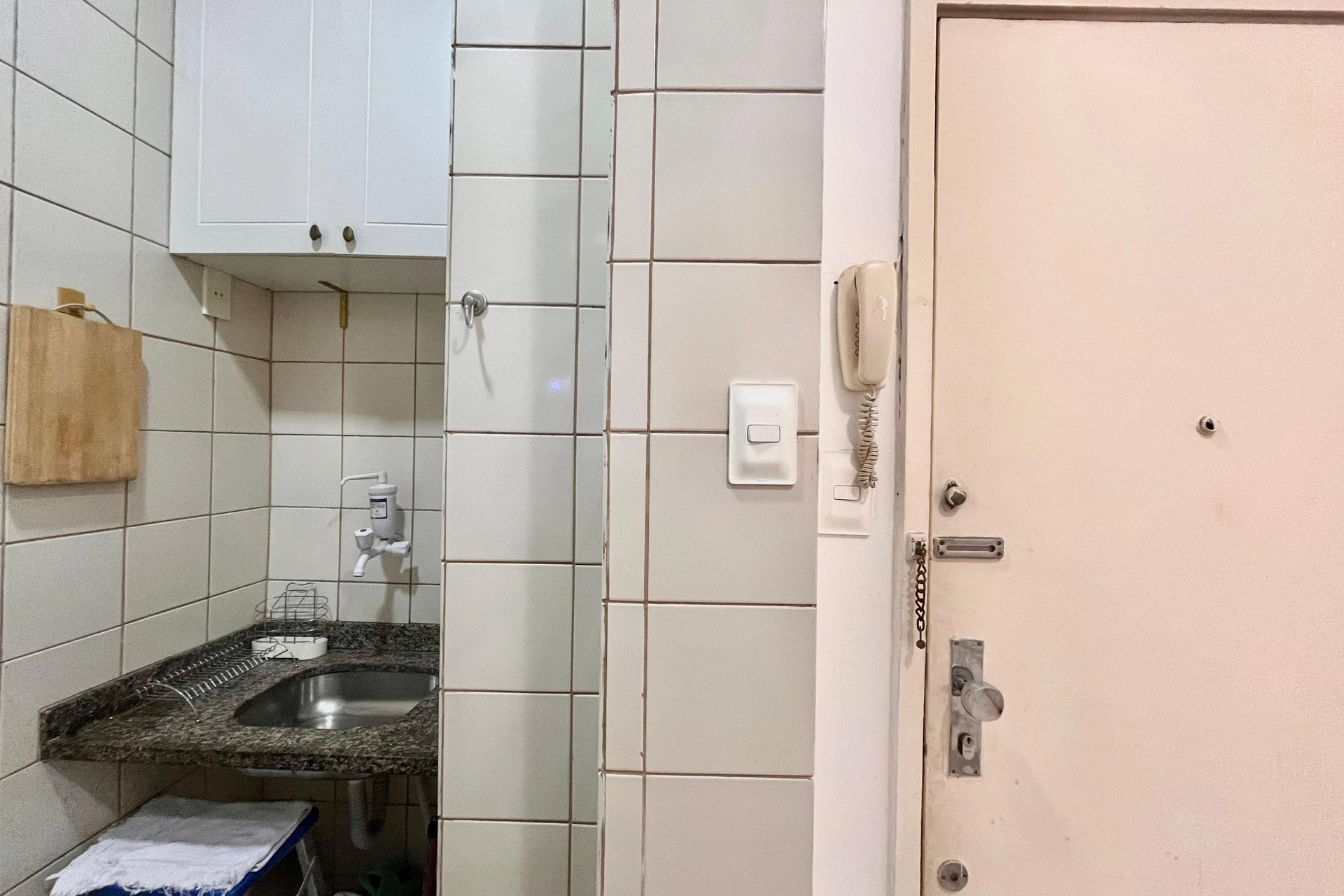 Furnished 1-bedroom apartment with a compact kitchen — photo 15