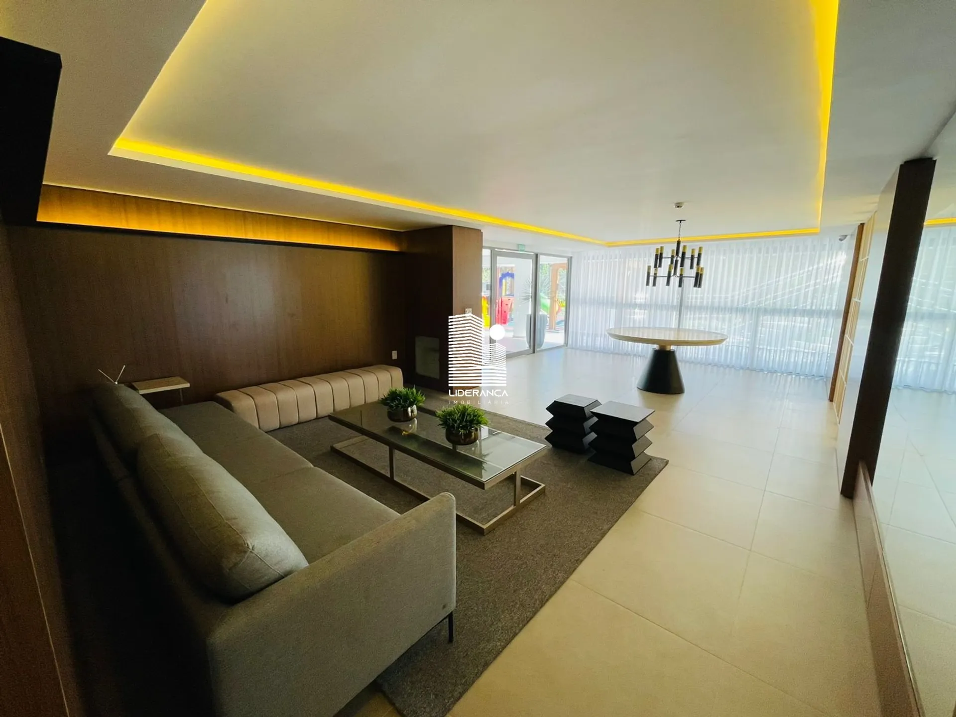 3-suite apartment with private garden and 305 m²