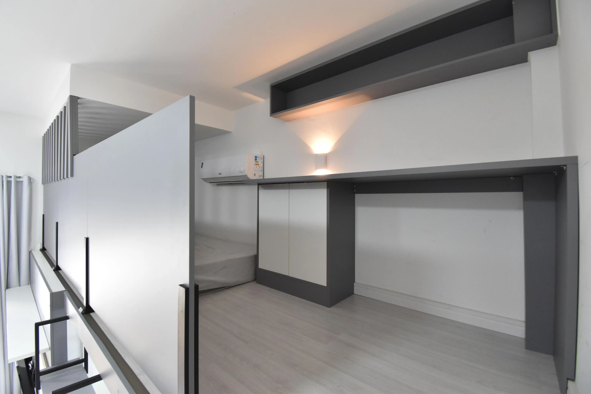 One-bedroom apartment in a building with a gym — photo 7