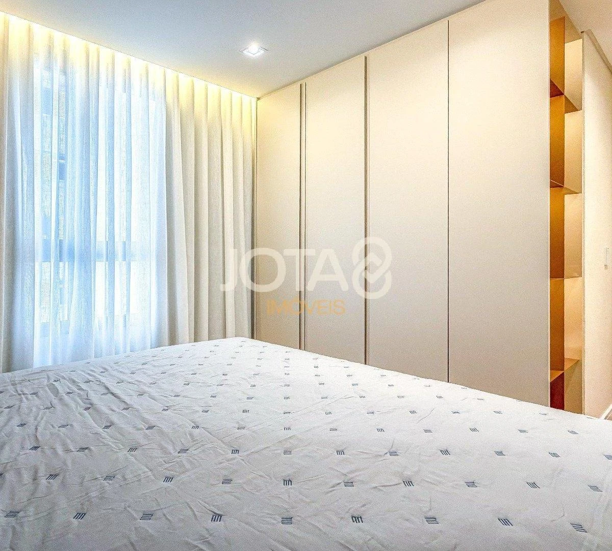 One-bedroom apartment with floor-to-ceiling windows — photo 15