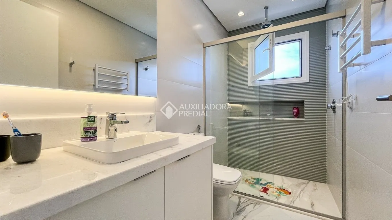 Furnished 431 m² house with 4 bedrooms and 6 bathrooms — photo 30