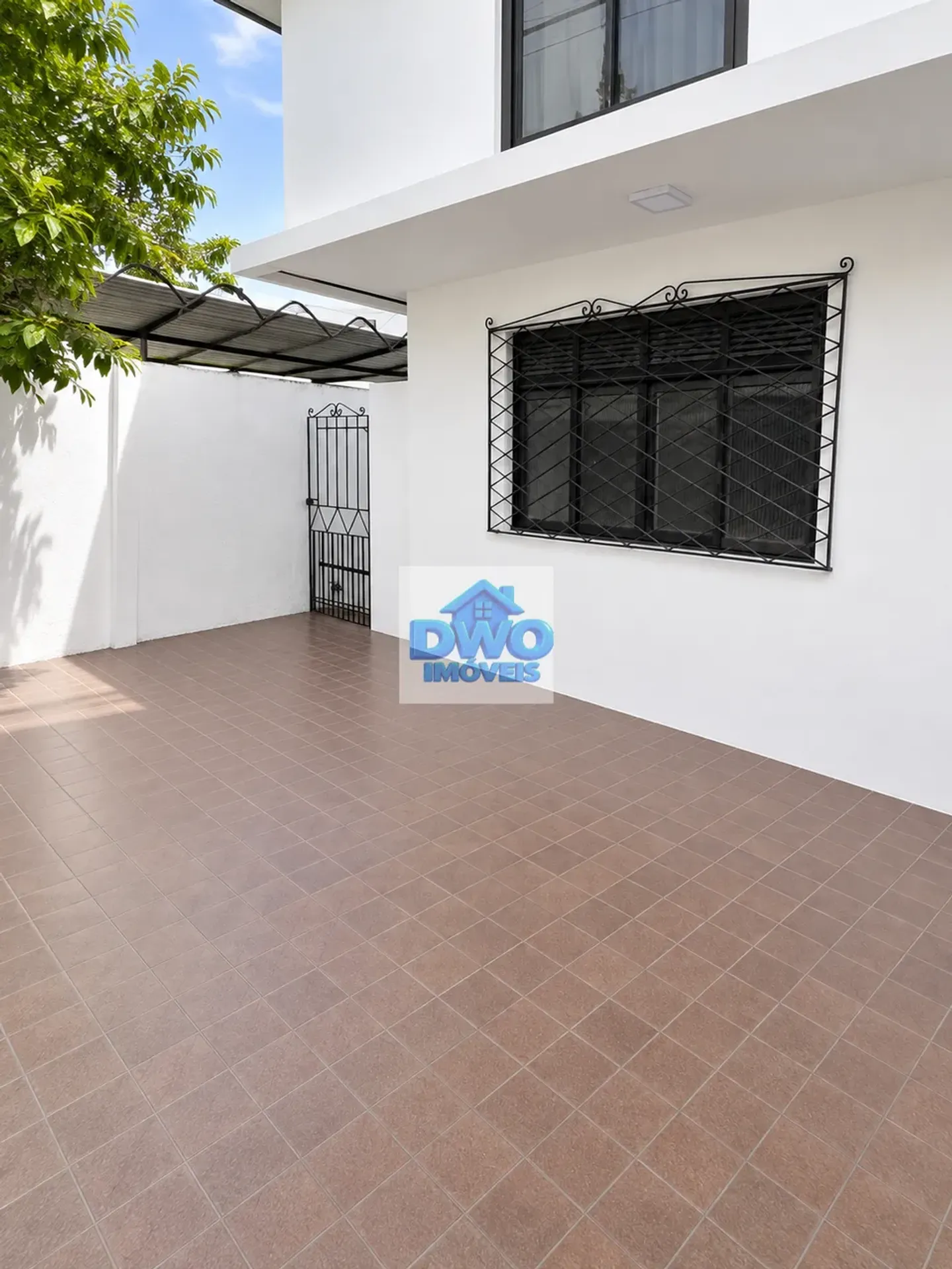 House, 200 m², with a glass-enclosed balcony — photo 20