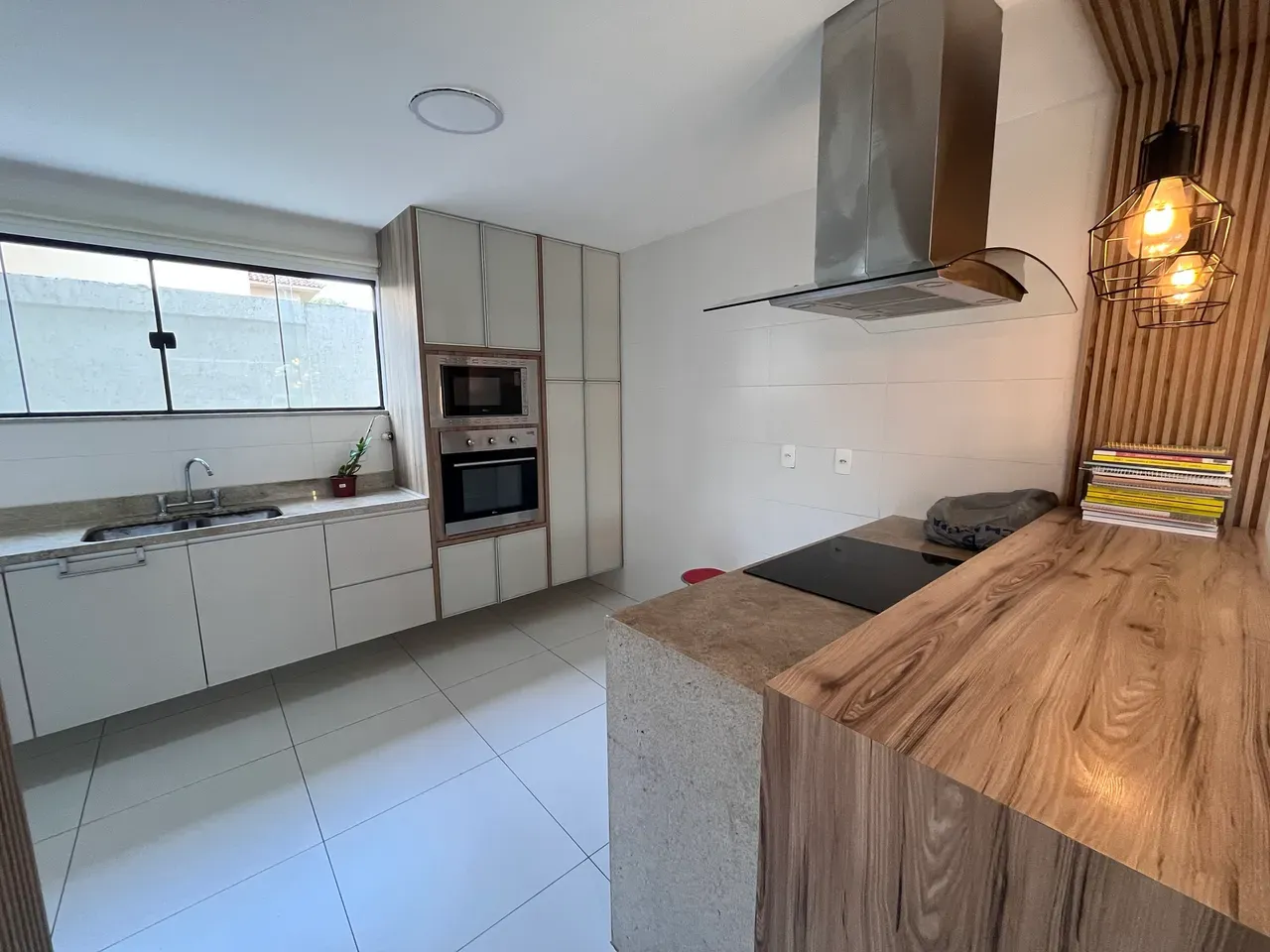 180 m² house with a walk-in closet and a mountain view — photo 9