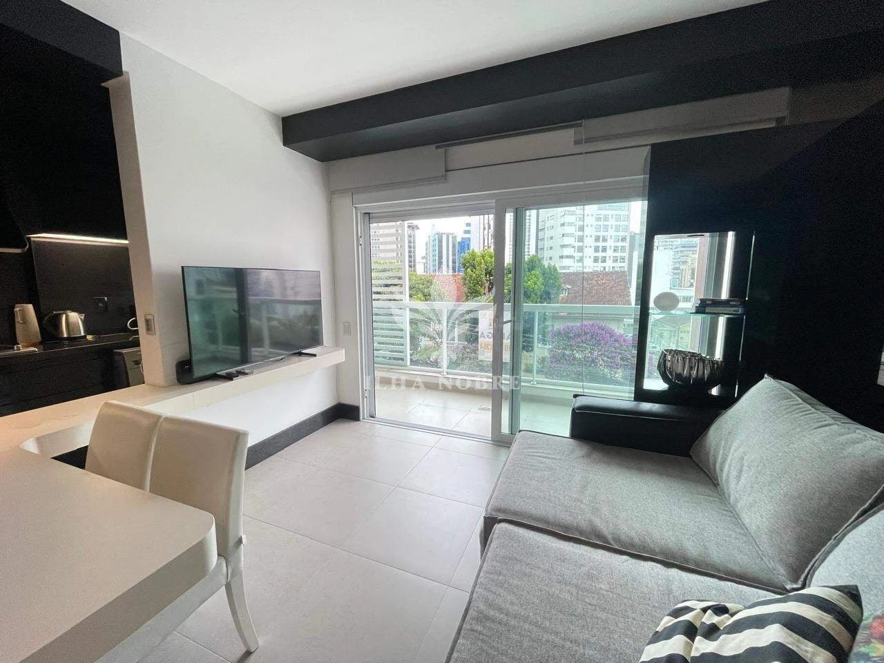 Облаштований студіо з відкритою кухнею на 70 м² — photo 2
