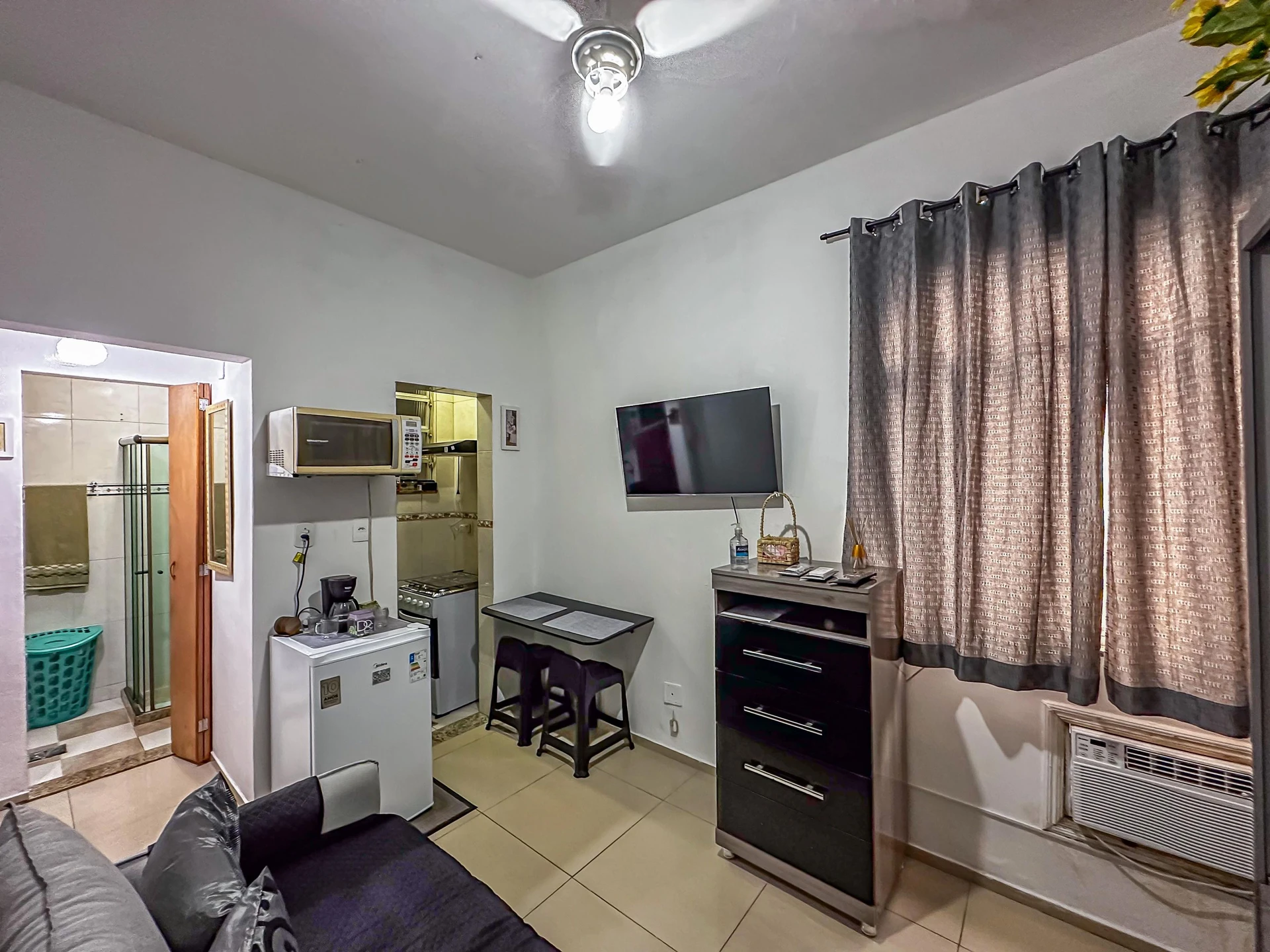 Furnished studio with 1 bedroom and 1 bathroom, gas stove — photo 2