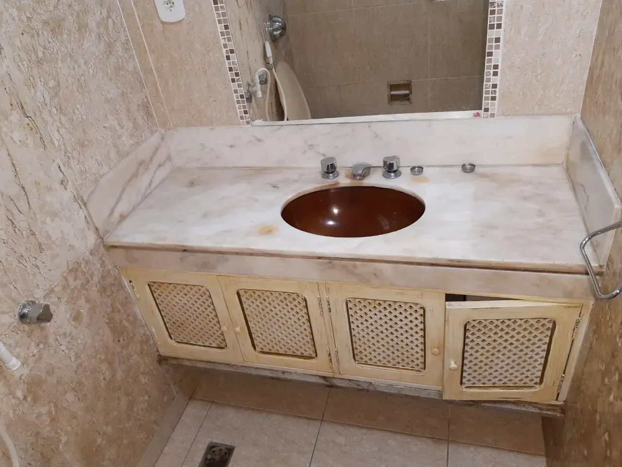 Bathtub in a 5-bedroom house, 240 m² — photo 38