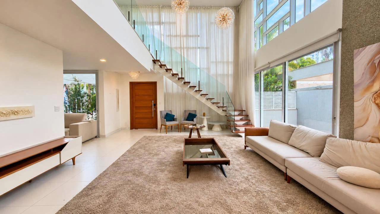 4-bedroom house with floor-to-ceiling windows — photo 5