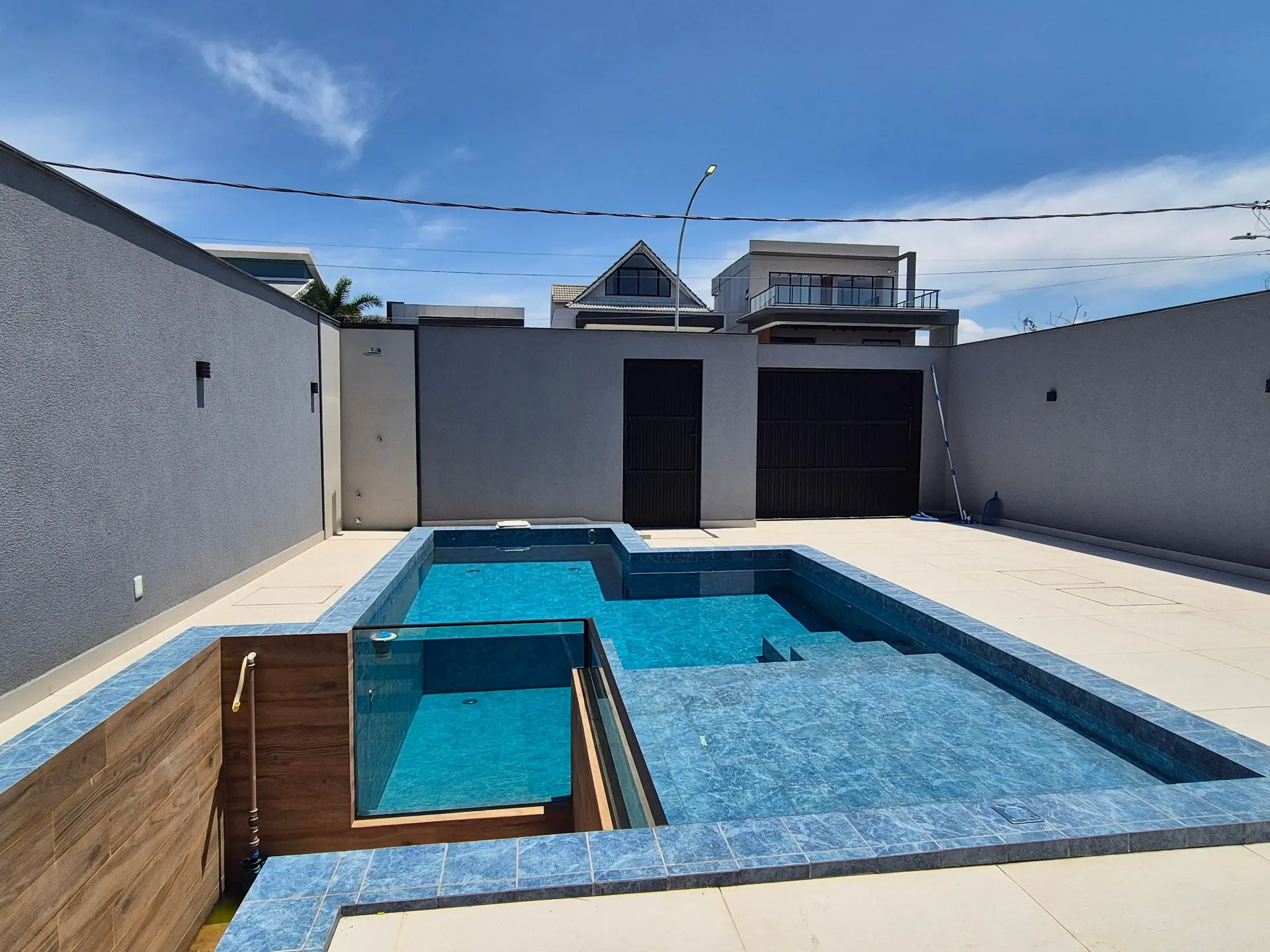 Ventanales de piso a techo y 5 dormitorios: casa de 403 m² — photo 63