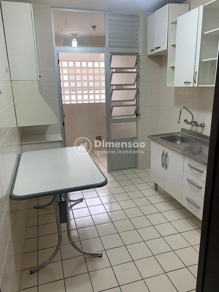 Apartamento de 3 quartos com cozinha separada e varanda