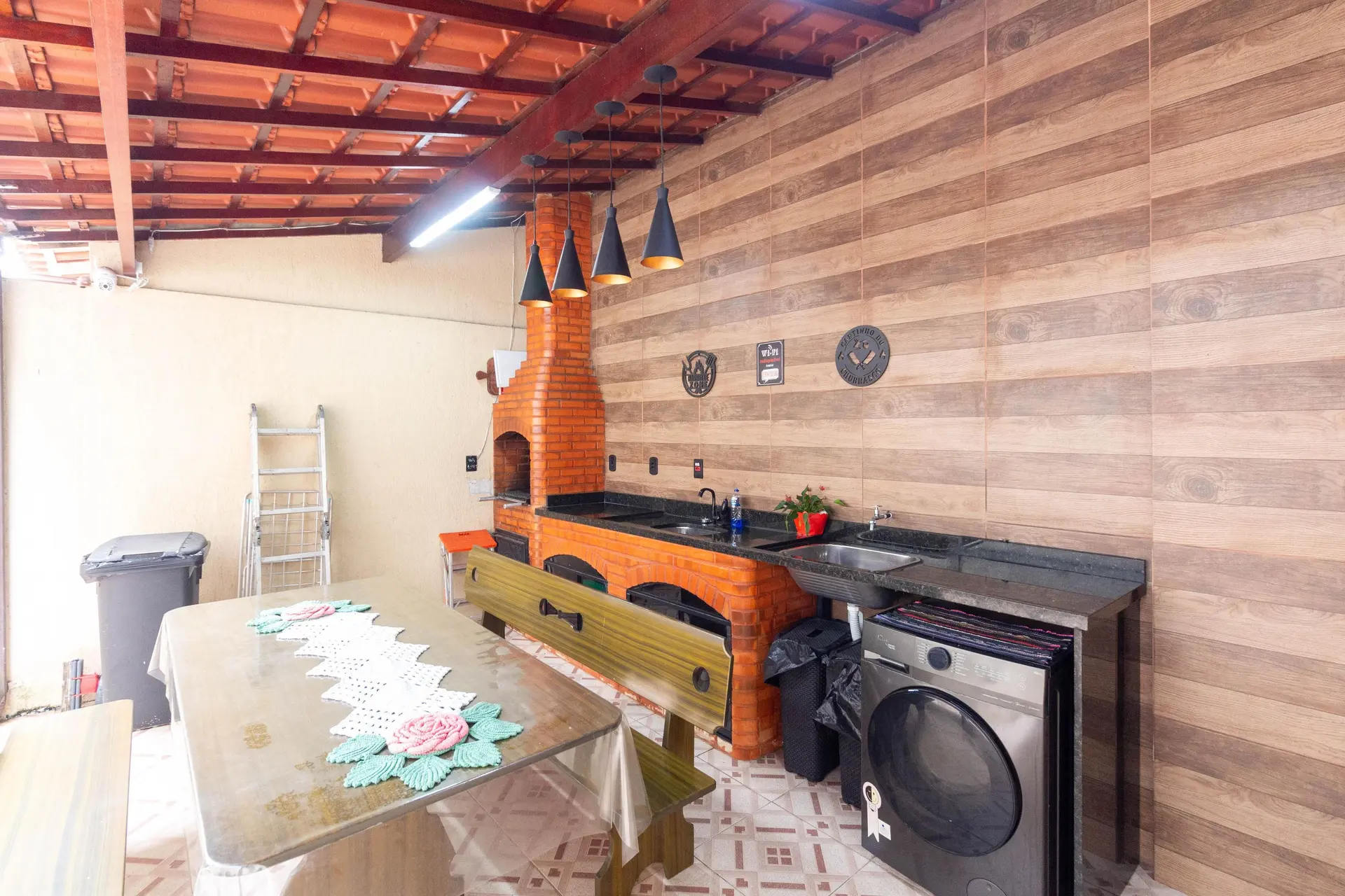 Balcony with a grill in a 2-bedroom house, 80 m² — photo 15