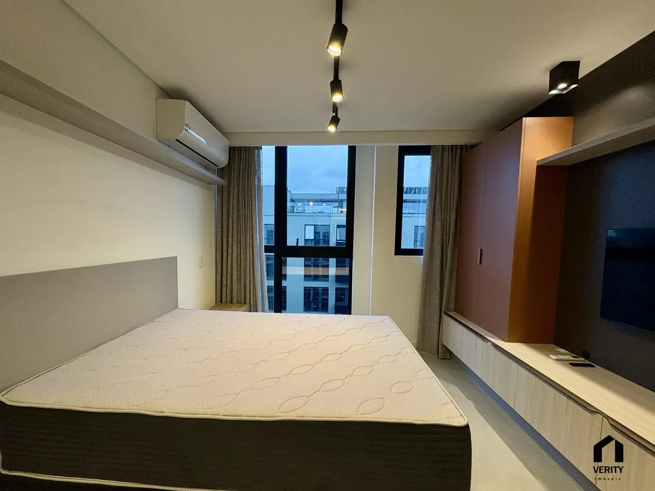 Furnished studio with an open-plan kitchen and A/C
