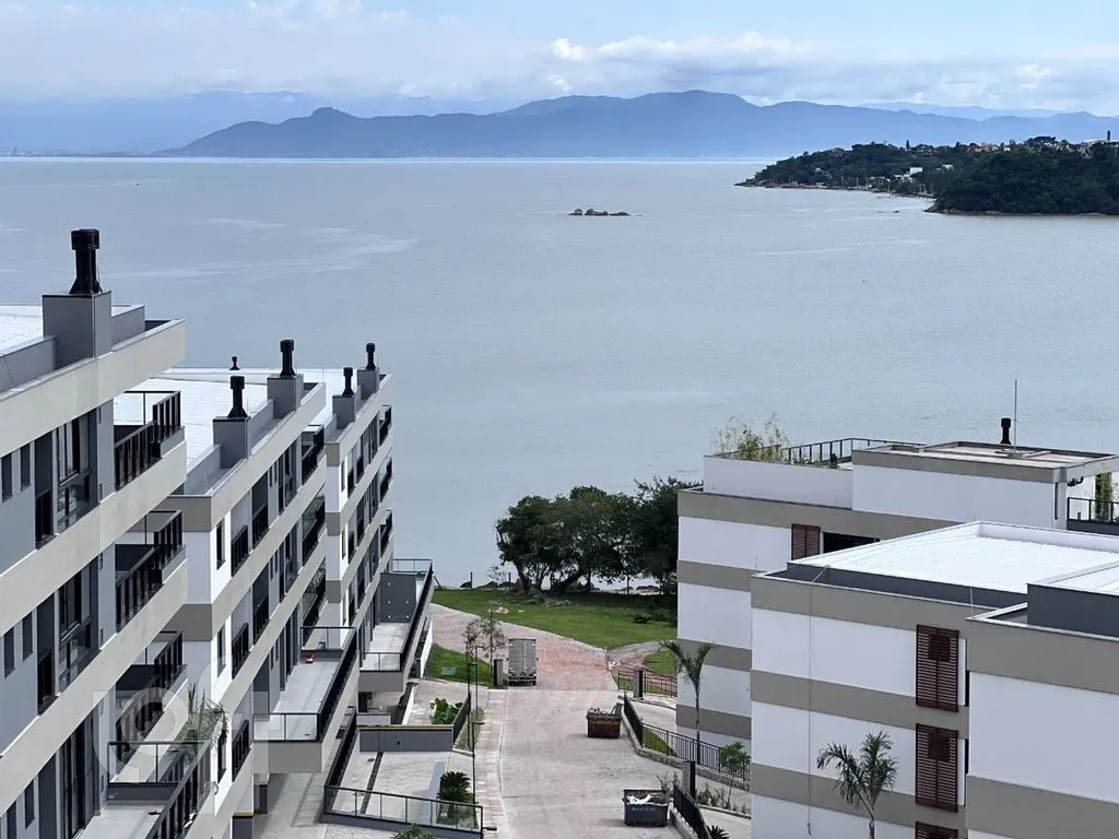 Balcony with a grill in a 3-bedroom apartment, 131 m² — photo 11