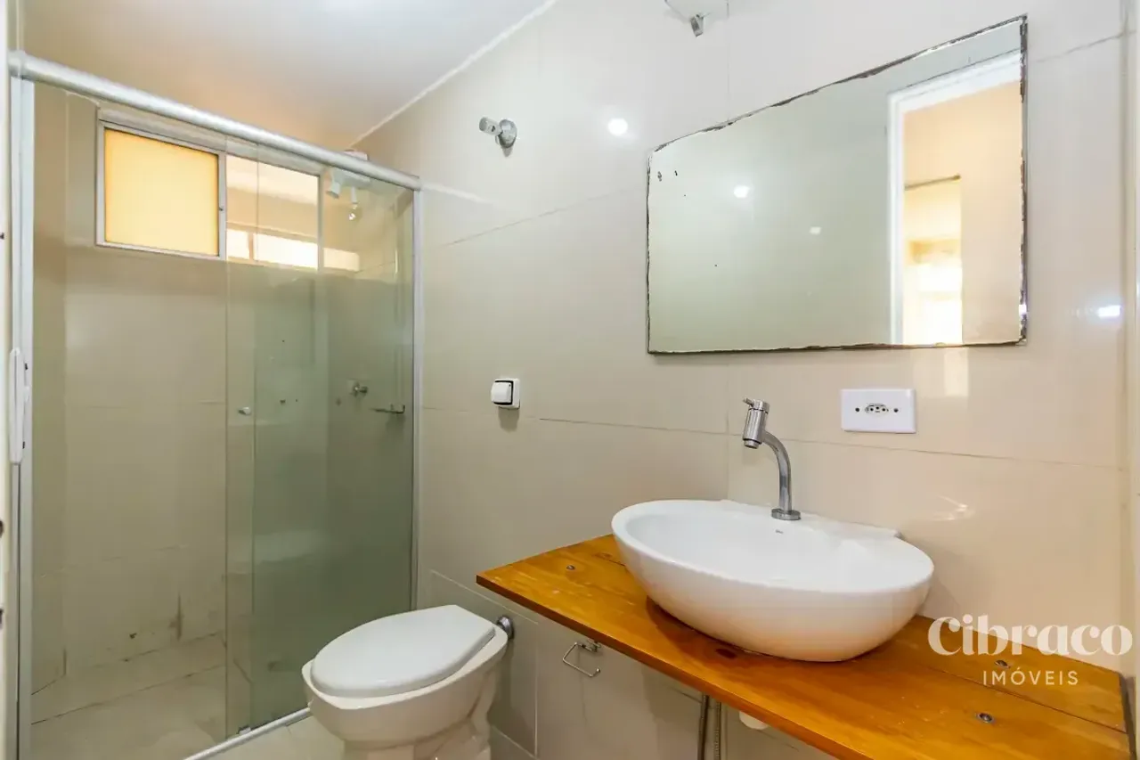 Apartamento de aluguel com 2 quartos e piso de madeira — photo 14