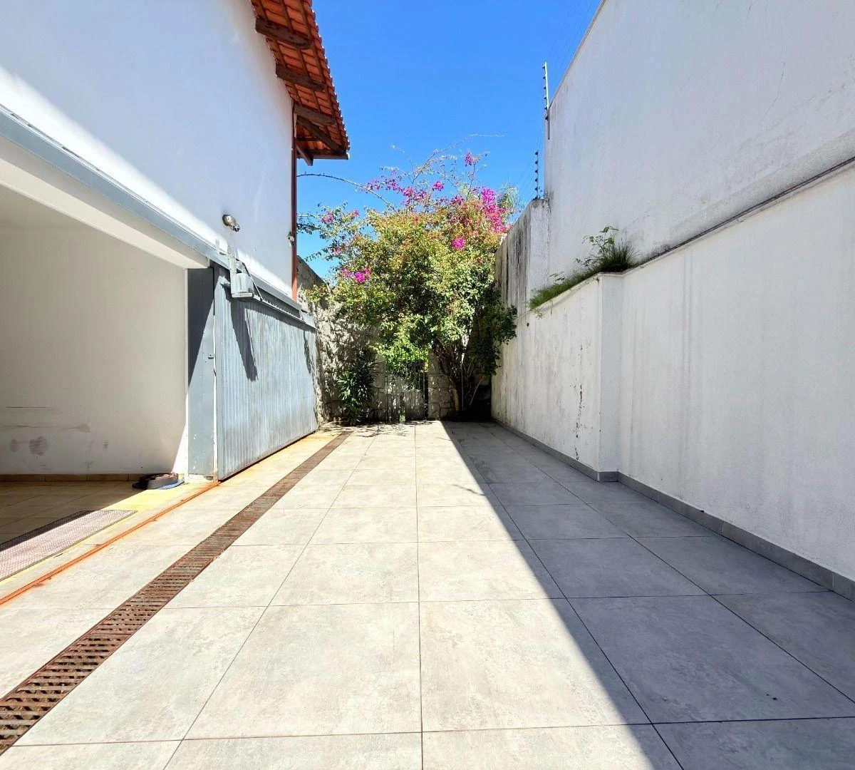 4-bedroom house with a bathtub in Curitiba — photo 38