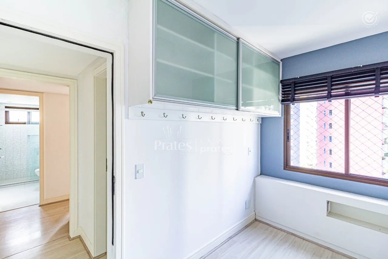 3-bedroom apartment with a glassed-in balcony — photo 14