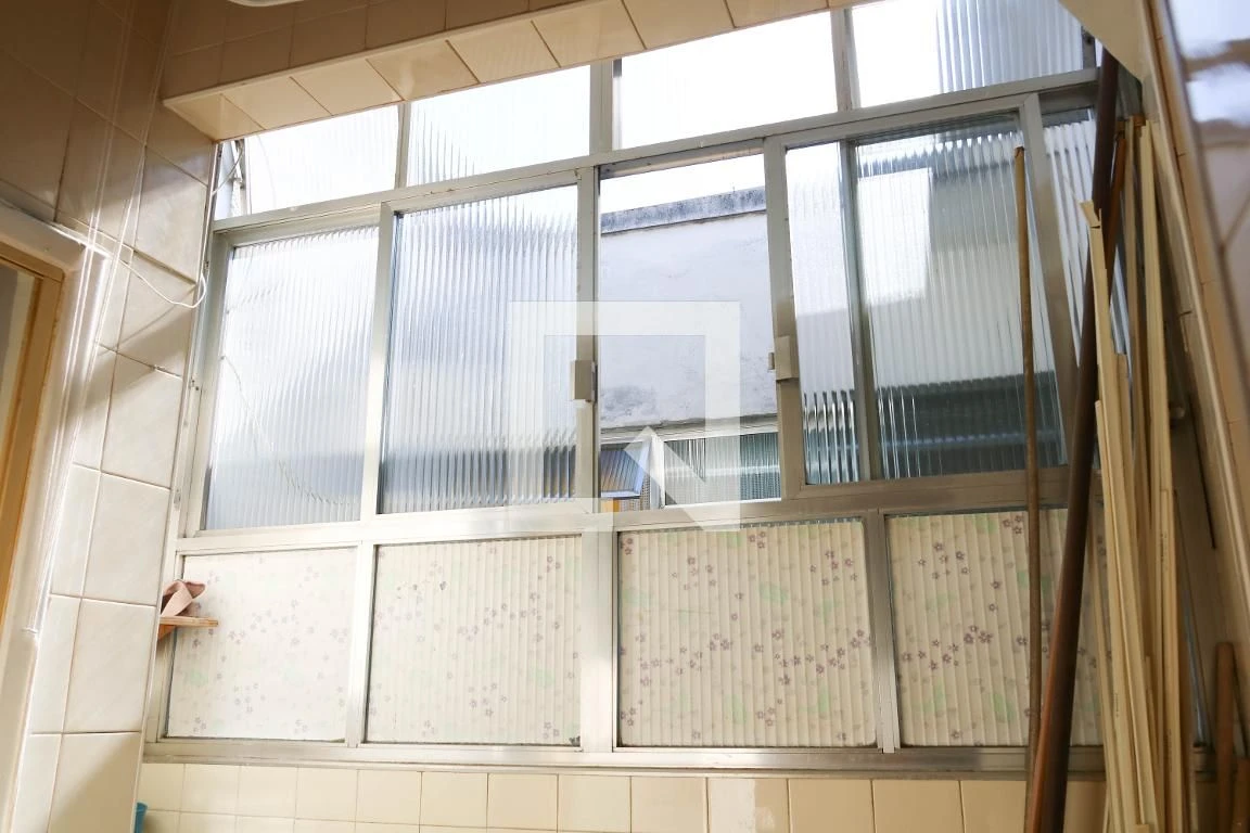 Apartamento com 2 quartos e cozinha fechada com fogão a gás