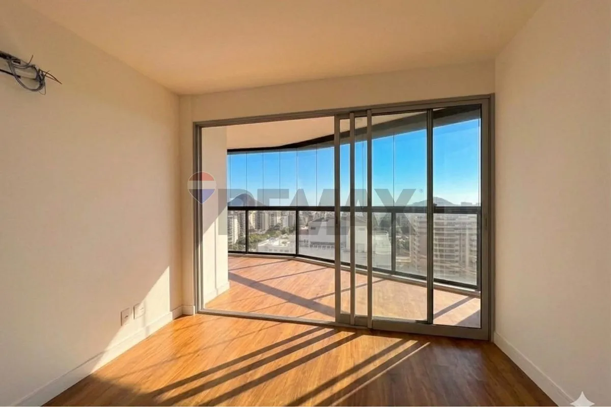 Glass-enclosed balcony in a 3-bedroom apartment, 119 m² — photo 17