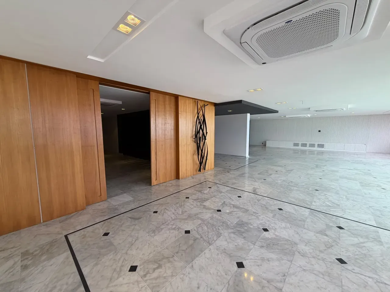 Apartamento de 465 m² com vista para a água e banheira — photo 15