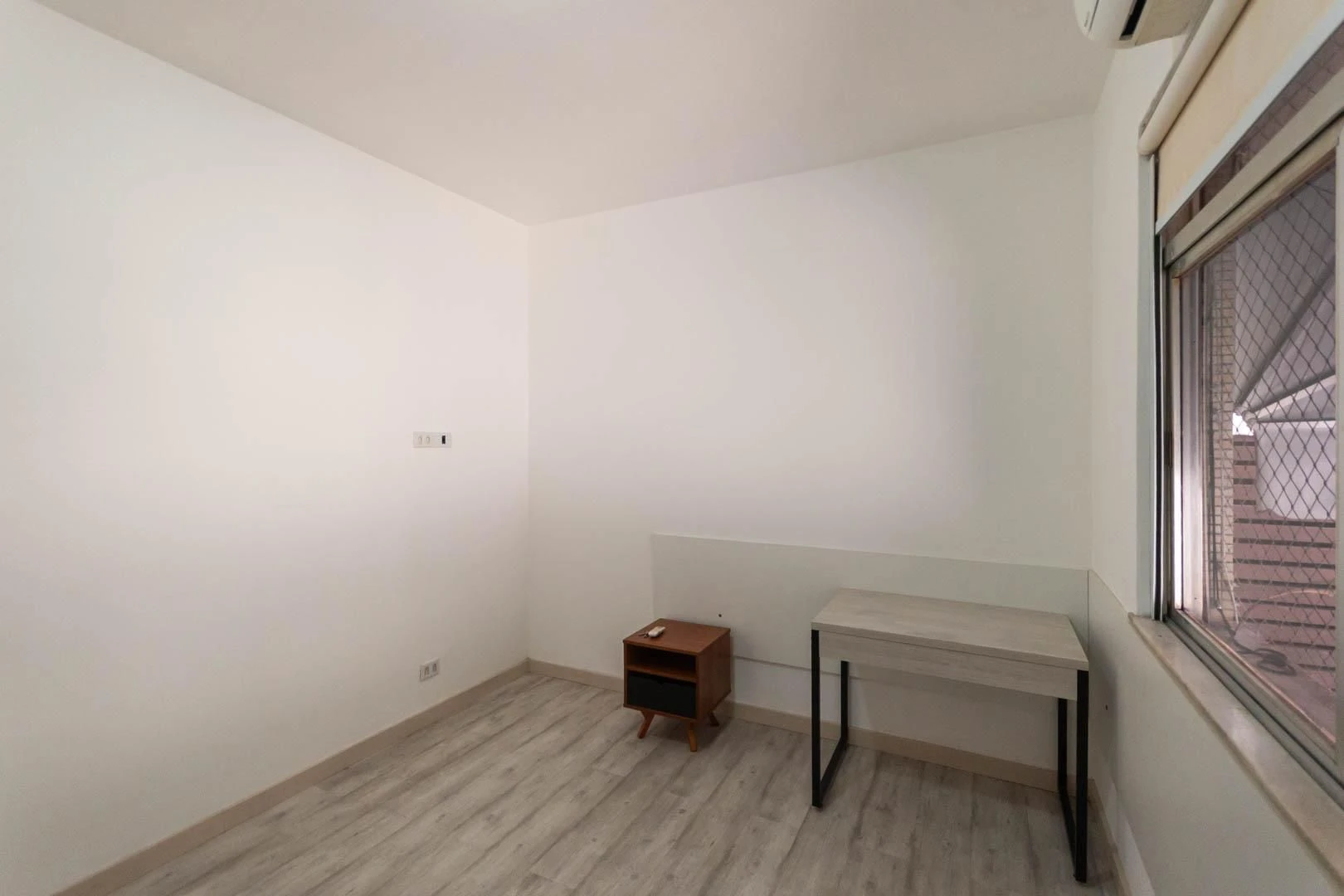 Balcony with a grill in a 3-bedroom apartment, 135 m² — photo 63