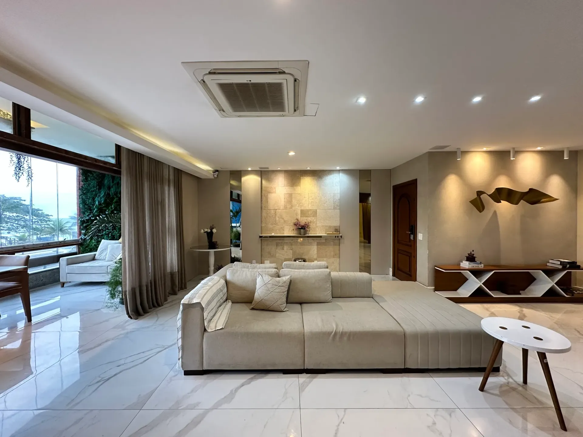 Furnished 250 m² apartment with 4 bedrooms and 5 bathrooms — photo 58