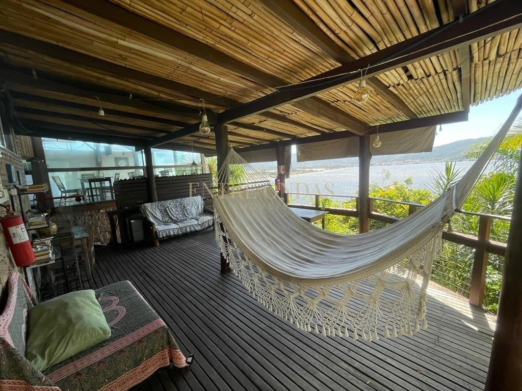 Furnished house with 8 bedrooms and 10 bathrooms, 2,500 m²