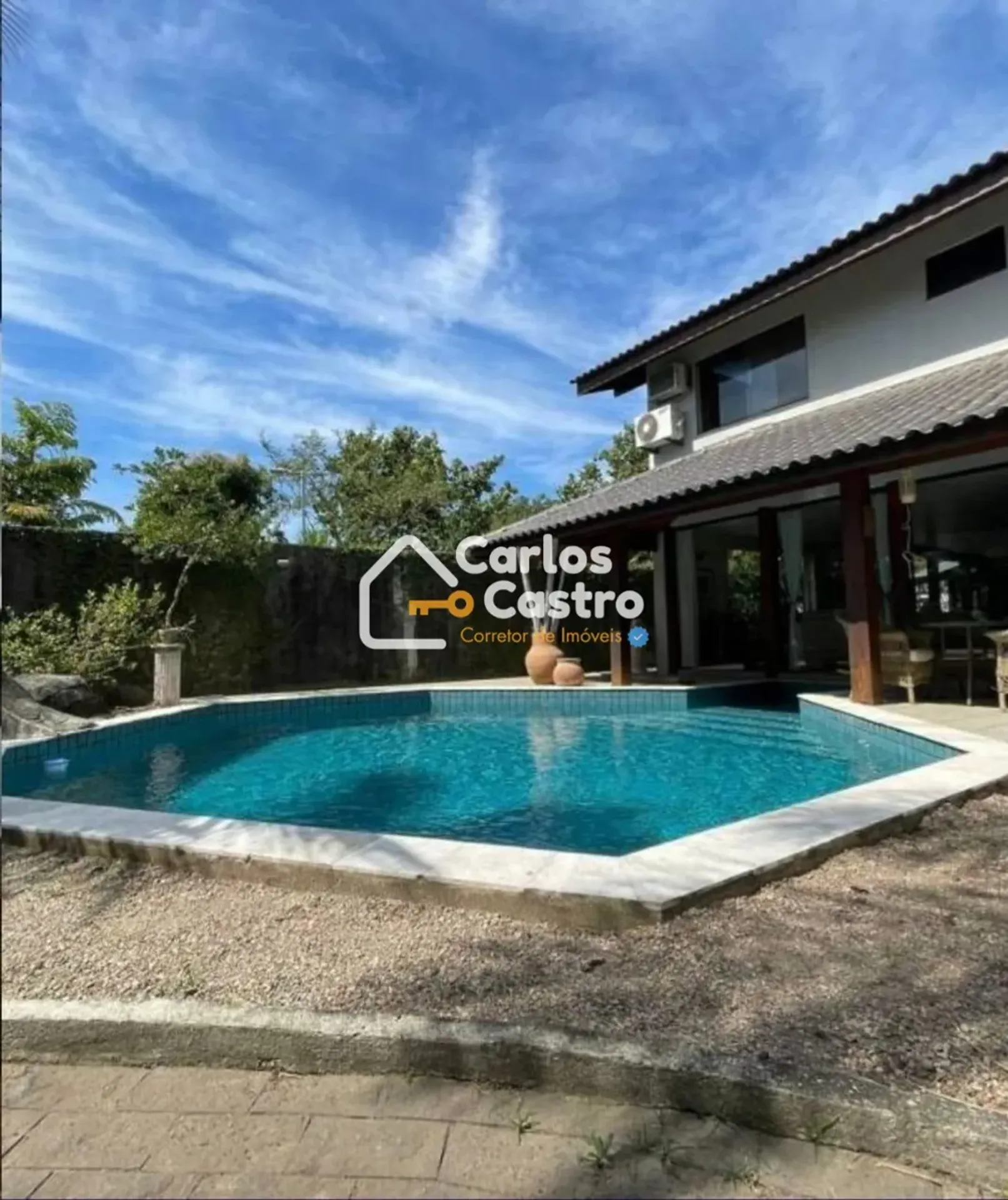 4-bedroom house with a private pool — photo 11