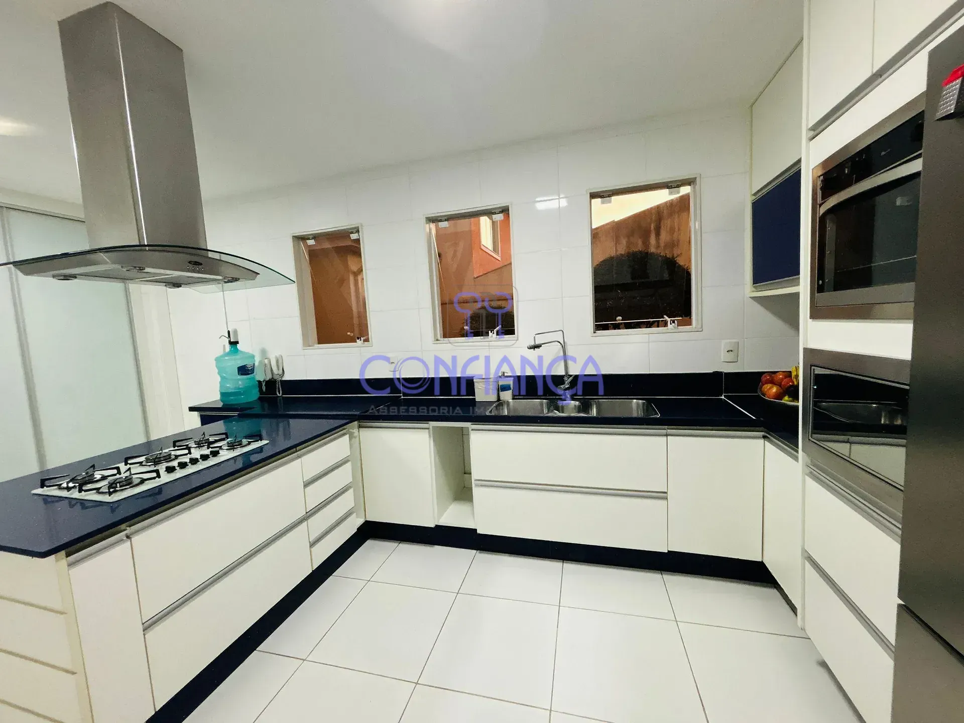 House with 4 en-suite bedrooms and 6 bathrooms — photo 3