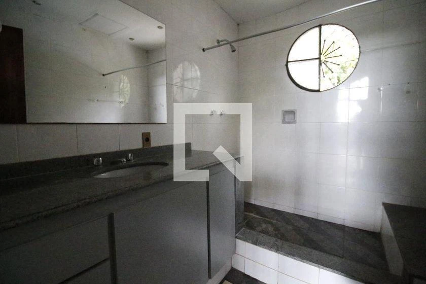 Casa de 500 m² com banheira e janelas do piso ao teto — photo 37