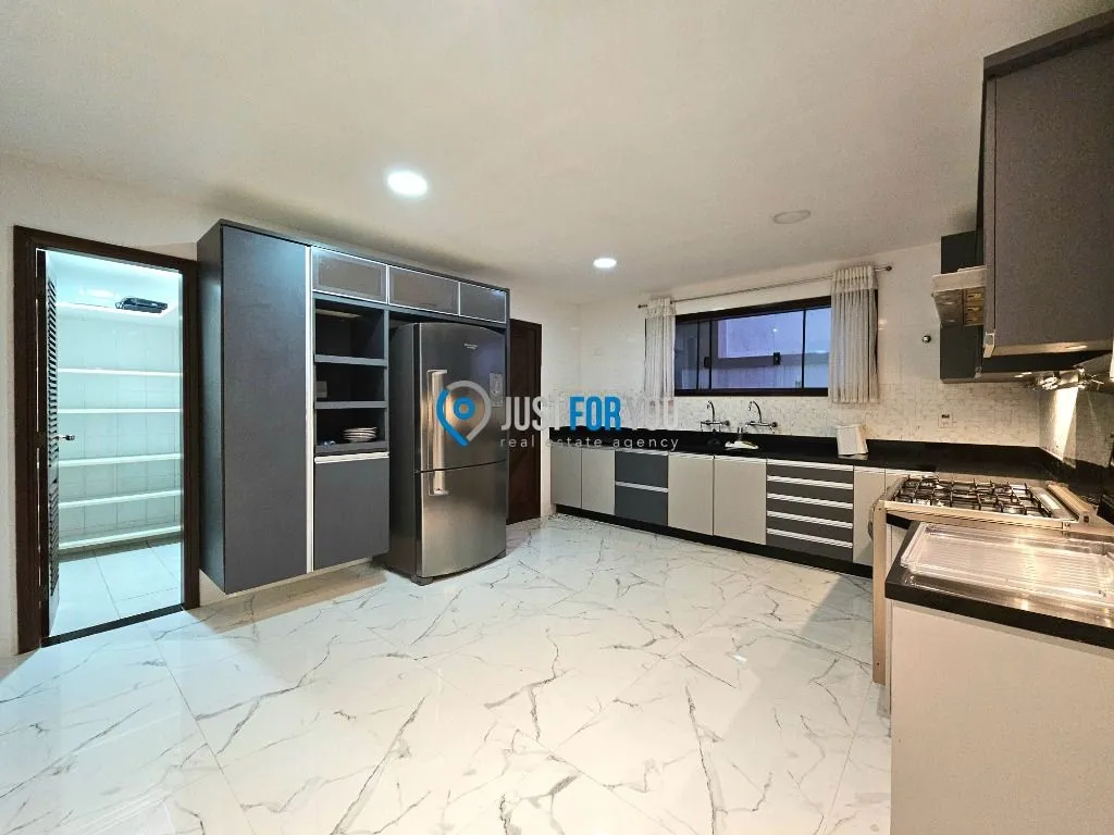 Furnished 4-bedroom house with 5 bathrooms and 350 m² — photo 19