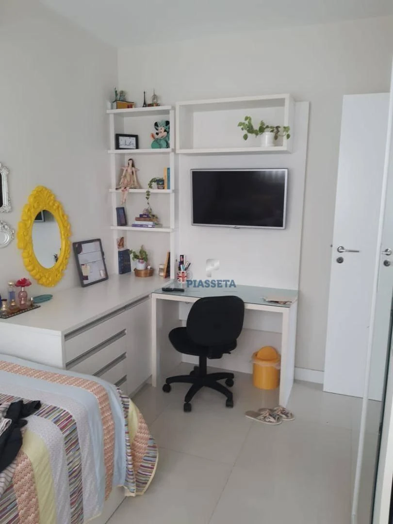 3-bedroom apartment in a building with a pool — photo 8