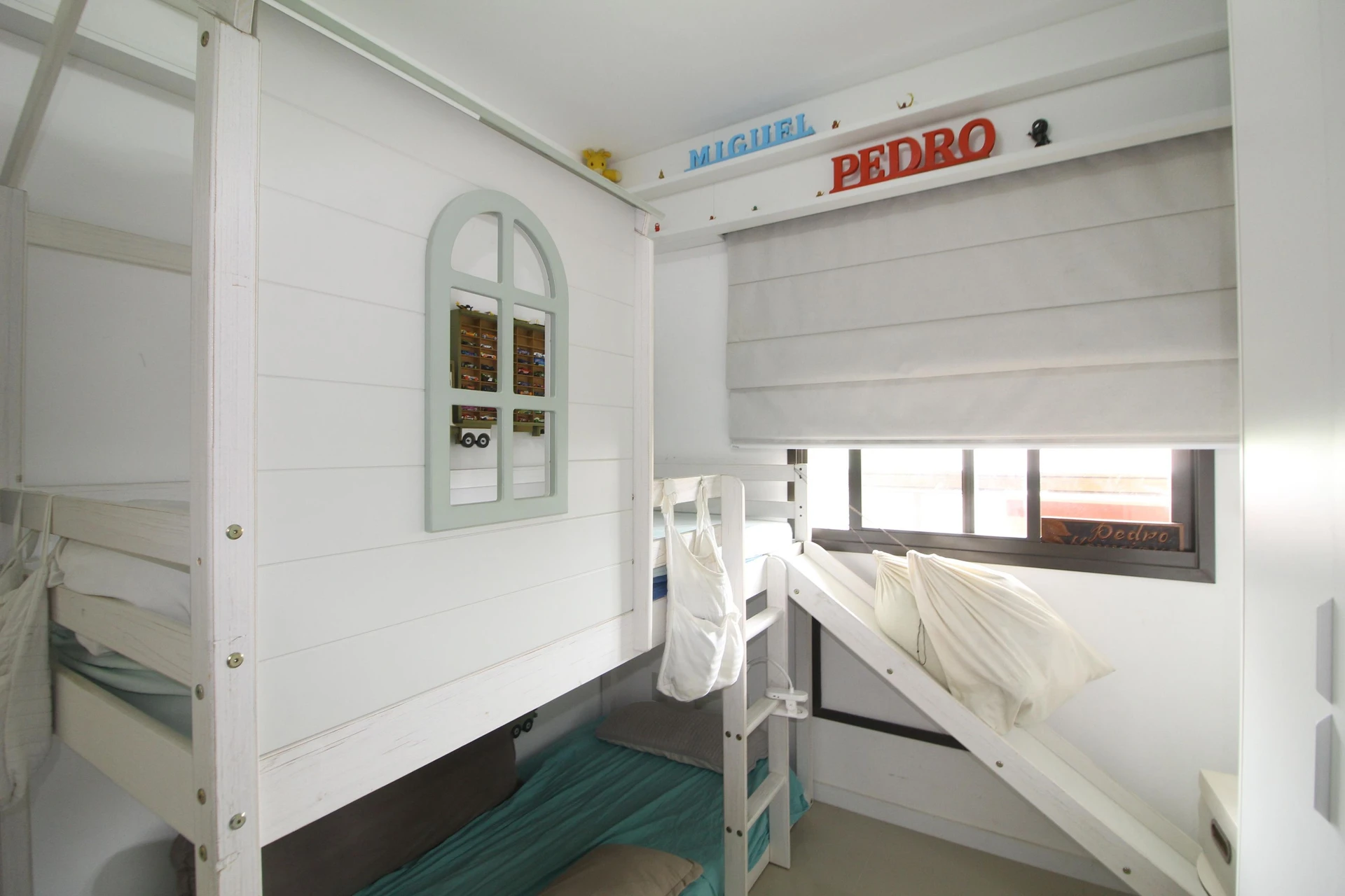 2-bedroom apartment with a glass-enclosed balcony — photo 9