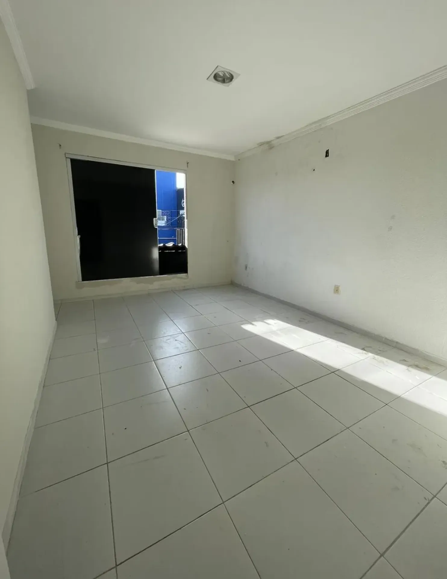 Unfurnished studio with 1 bedroom and 1 parking spot — photo 8