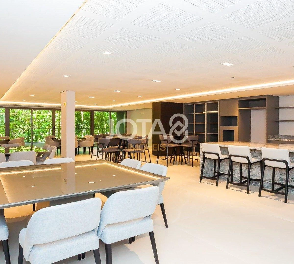 Balcony with a grill in a 3-bedroom apartment, 143 m² — photo 9