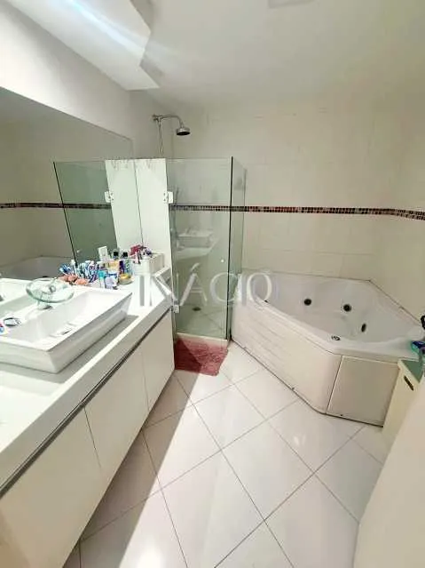 400 m² house with a glass-enclosed balcony and a bathtub — photo 15