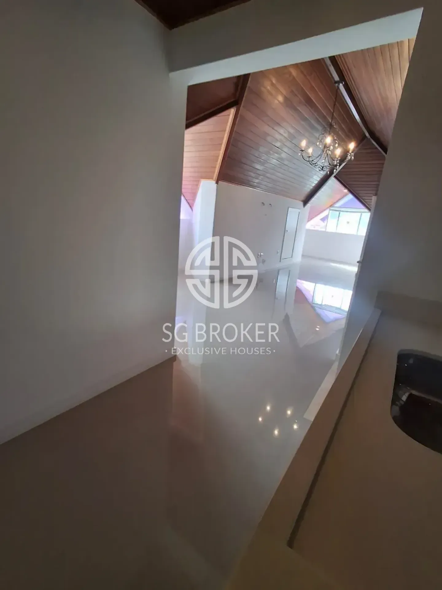 Casa com 5 suítes e 5 banheiros, 330 m² — photo 32