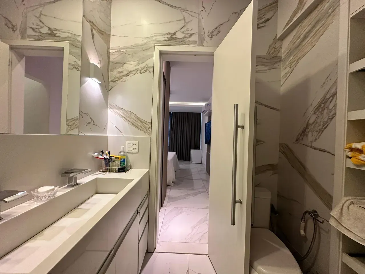Furnished 250 m² apartment with 4 bedrooms and 5 bathrooms — photo 46