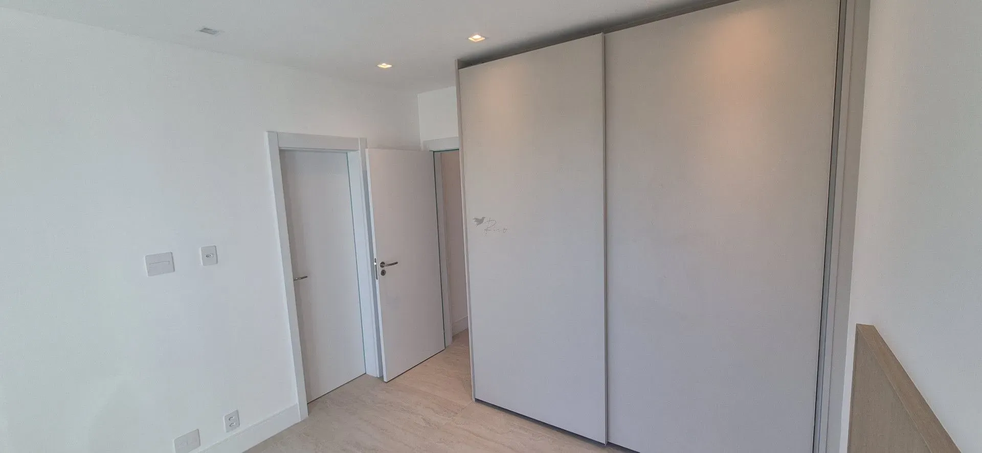 Unfurnished 4-bedroom apartment with closed kitchen — photo 4