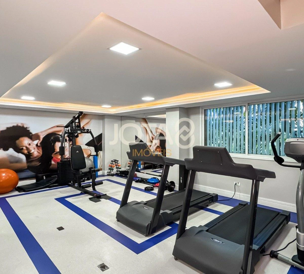 2-bedroom apartment in a building with a gym — photo 32