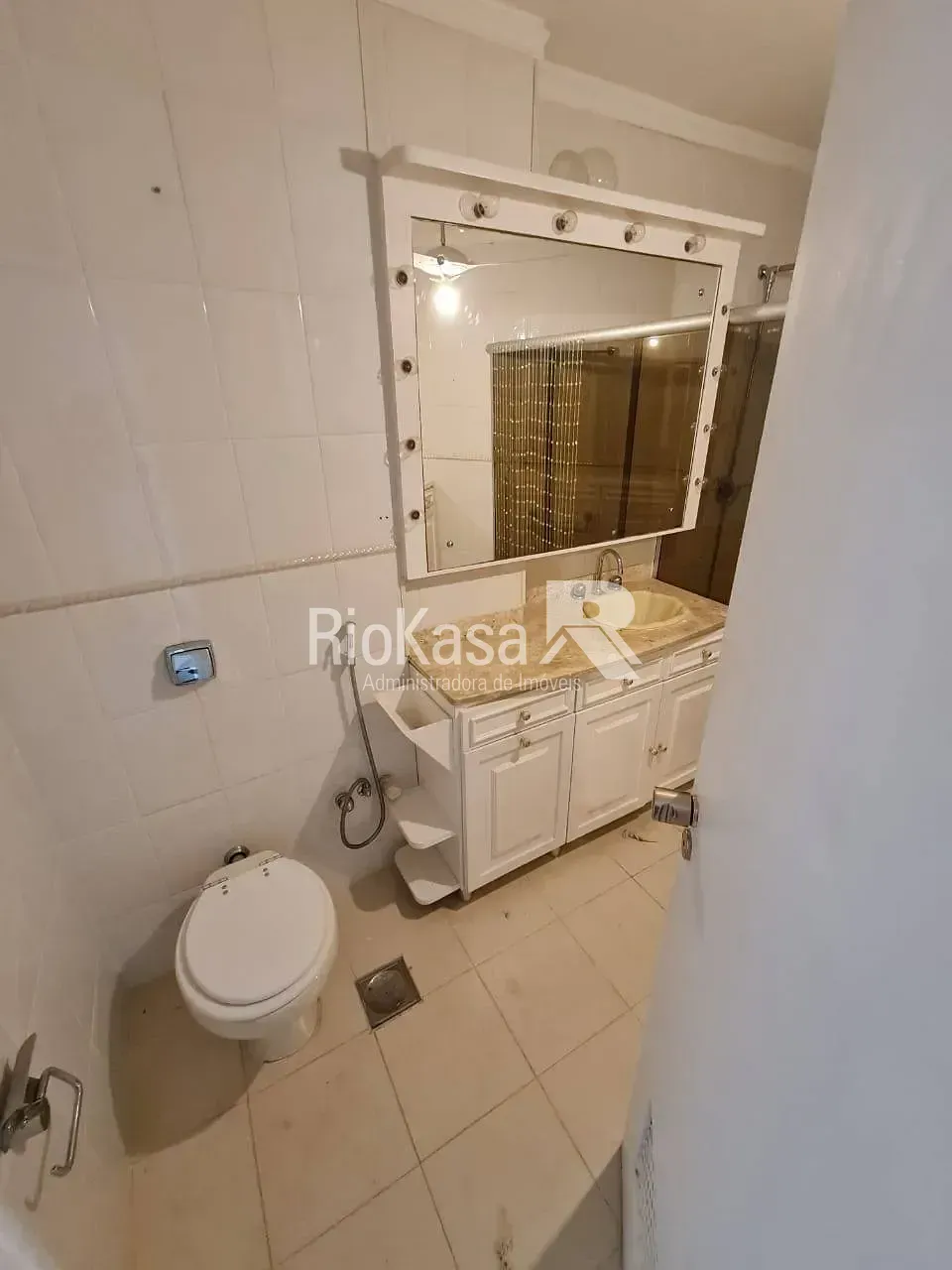 4-bedroom apartment in a building with a pool — photo 13